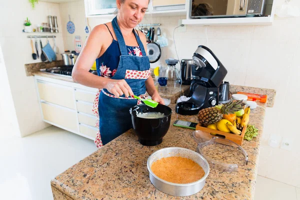 Koncentrált Megfelelő Ételt Készít Konyhában Egészséges Ételek Otthon — Stock Fotó