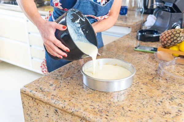 Mulher Caucasiana Concentrada Preparando Café Manhã Cozinha Alimentos Saudáveis Casa — Fotografia de Stock
