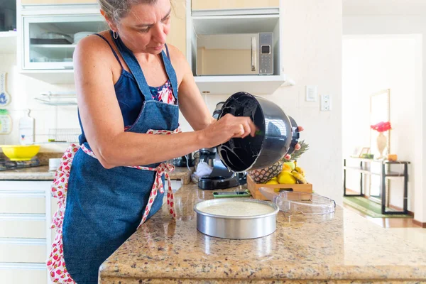 Mulher Concentrada Está Preparando Refeição Adequada Cozinha Alimentos Saudáveis Casa — Fotografia de Stock