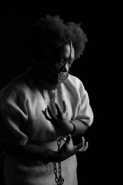 Köle Anastacia 'nın acısını temsil etmek için yüzüne demir maske takan siyah bir kadının portresi. Brezilya 'da kölelik.