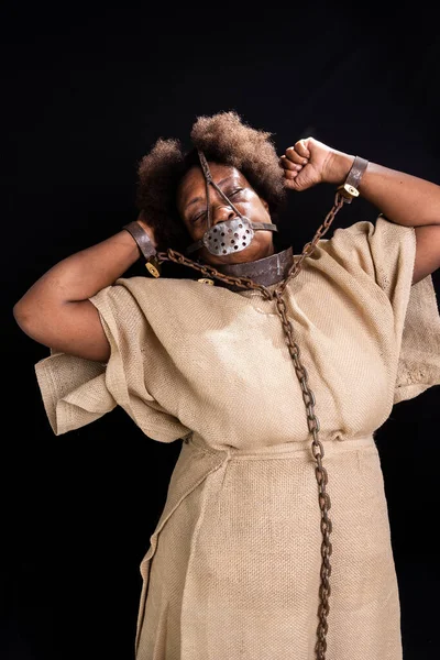 一个戴铁链的黑人妇女的画像 脸上戴着铁面具 代表奴隶阿纳斯塔西亚 巴西的奴隶制 被隔离在黑色背景下 — 图库照片