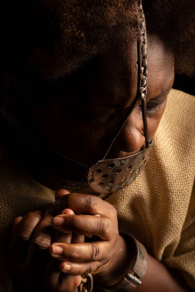一个手上戴着铁链 脸上戴着铁面具的黑人妇女的特写 奴隶Anastacia 巴西的奴隶制 — 图库照片