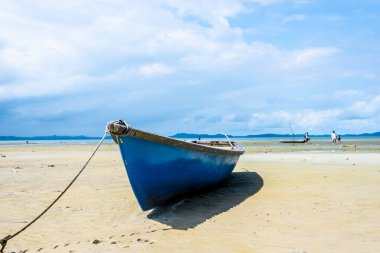 Güneşli bir günde Itapema sahiline yanaşmış bir teknenin görüntüsü..