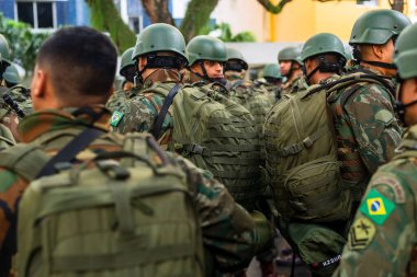 Salvador, Bahia, Brezilya - 07 Eylül 2022: Ordu askerleri Salvador, Bahia 'daki Brezilya Bağımsızlık Günü geçit töreninin başlamasını bekliyorlar.