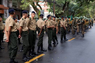 Salvador, Bahia, Brezilya - 07 Eylül 2022: Ordu askerleri Salvador, Bahia 'daki Brezilya Bağımsızlık Günü geçit töreninin başlamasını beklerken görüldü.