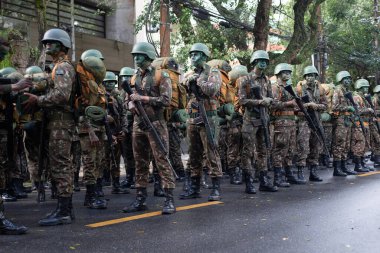Salvador, Bahia, Brezilya - 07 Eylül 2022: Ordu askerleri Salvador, Bahia 'daki Brezilya Bağımsızlık Günü geçit töreninin başlamasını bekliyorlar.