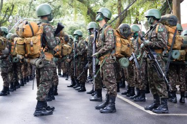 Salvador, Bahia, Brezilya - 07 Eylül 2022: Ordu askerleri Salvador, Bahia 'daki Brezilya Bağımsızlık Günü geçit töreninin başlamasını bekliyorlar.
