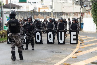 Salvador, Bahia, Brezilya - 07 Eylül 2022: Bahia Askeri Polisinden şok birlikleri, Salvador kentinde düzenlenen Brezilya Bağımsızlık Günü geçit töreninin başlamasını bekliyorlar.