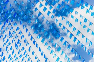 Dekorasyon renkli bayraklar. Mavi gökyüzüne karşı.