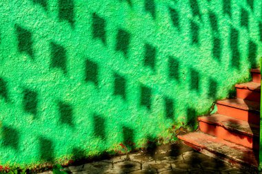 Valenca, Bahia 'daki Sao Joao festivalinin dekoratif bayraklarındaki evlerin gölgesi..