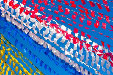 Dekorasyon renkli bayraklar. Mavi gökyüzüne karşı.