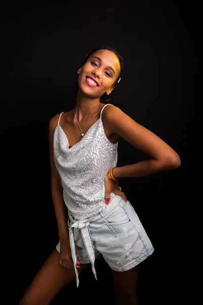 Schöne Teen Mädchen Weißen Kleidern Posieren Für Foto Studio Vereinzelt — Stockfoto