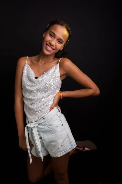 Schöne Teen Mädchen Weißen Kleidern Posieren Für Foto Studio Vereinzelt — Stockfoto