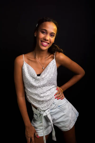 Piękna Nastolatka Białych Ubraniach Pozowanie Zdjęcia Studio Izolacja Czarnym Tle — Zdjęcie stockowe