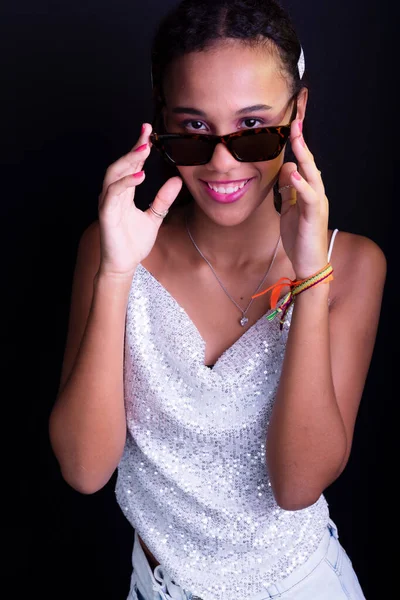 Schöne Teen Mädchen Posiert Für Foto Studio Mit Sonnenbrille Vereinzelt — Stockfoto