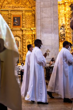 Salvador, Bahia, Brezilya - 16 Haziran 2022: Katedral Bazilikası 'nda, Bahia' nın Salvador kentindeki Corpus Christi 'nin anısına düzenlenen ayin için rahipler ve papazlar görülüyor..