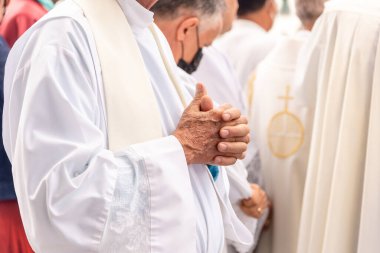 Salvador, Bahia, Brezilya - 16 Haziran 2022: Salvador, Bahia 'nın tarihi merkezinde Corpus Christi kutlamaları sırasında Katolik rahipler görüldü.