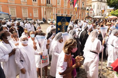 Salvador, Bahia, Brezilya - 16 Haziran 2022: Katolik inananlar Salvador, Bahia 'nın tarihi merkezinde Corpus Christi geçit töreninde görüldüler..