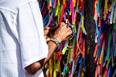 Salvador, Bahia, Brezilya - 06 Ocak 2023: Tapanlar, Salvador, Bahia 'daki Sinyor do Bonfim kilisesinin korkuluğuna renkli kurdeleler bağlıyorlar..