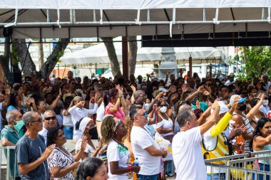 Salvador, Bahia, Brezilya - Ocak 06, 2023: Yüzlerce Katolik, geleneksel 2023 Cuma günü Salvador, Bahia 'daki Senhor do Bonfim kilisesinde düzenlenen açık hava ayinine katıldı..