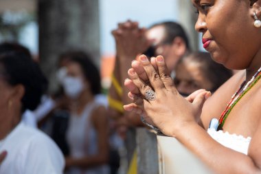 Salvador, Bahia, Brezilya - 06 Ocak 2023: Katolikler, Salvador, Bahia 'daki Sinyor do Bonfim Kilisesi' nin geleneksel ilk Cuma ayinine katılıyorlar..