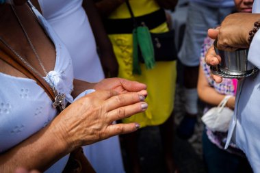 Salvador, Bahia, Brezilya - 06 Ocak 2023: Katolik inananlar, geleneksel 2023 Cuma günü Salvador, Bahia 'daki Senhor do Bonfim kilisesinde ağırlanıyor..