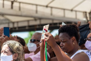 Salvador, Bahia, Brezilya - 06 Ocak 2023: Katolikler, Salvador, Bahia 'daki Sinyor do Bonfim Kilisesi' nin geleneksel ilk Cuma ayinine katılıyorlar..