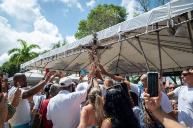 Salvador, Bahia, Brezilya - 06 Ocak 2023: Katolik inananlar, İsa 'nın çarmıha gerildiği ilk cuma günü Salvador, Bahia' daki Sinyor do Bonfim kilisesinde İsa 'nın resmine eşlik ederler..