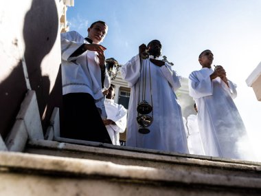 Salvador, Bahia, Brezilya - Abril 02, 2023: Katolik seminerler, Salvador, Bahia 'daki Palm Sunday geçit töreni için tütsüyle hazırlanıyorlar..