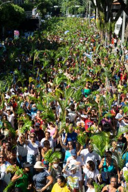 Salvador, Bahia, Brezilya - Abril 02, 2023: Binlerce Katolik Salvador, Bahia 'daki Palm Sunday geçit törenine katıldı.