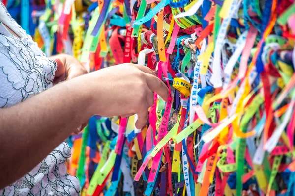 Salvador, Bahia, Brezilya - 06 Ocak 2023: Tapanlar, Salvador, Bahia 'daki Sinyor do Bonfim kilisesinin korkuluğuna renkli kurdeleler bağlıyorlar..