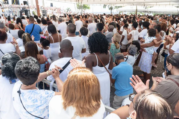 巴西巴伊亚州萨尔瓦多 2023年1月6日 数百名天主教徒在2023年传统的第一个星期五在巴伊亚州萨尔瓦多的Senhor Bonfim教堂参加户外弥撒 — 图库照片