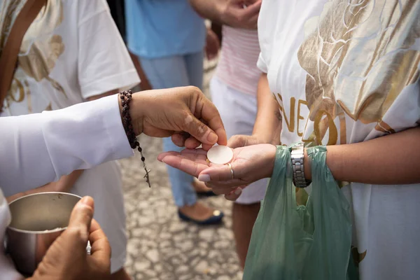 stock image Salvador, Bahia, Brazil - January 06, 2023: Catholic faithful receiving the host on the traditional first Friday of 2023 at the church of Senhor do Bonfim, in Salvador, Bahia.