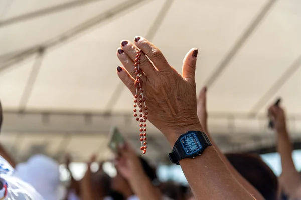 ブラジル バヒア州サルバドール 2023年1月6日 カトリック教徒は バヒアのサルバドールにあるセンホール ボンフィム教会で 2023年の伝統的な第1金曜日の屋外ミサに参加しています — ストック写真
