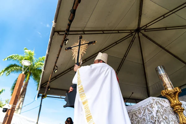 Сальвадор Баїя Бразилія Січня 2023 Священик Тримає Образ Ісуса Хресті — стокове фото