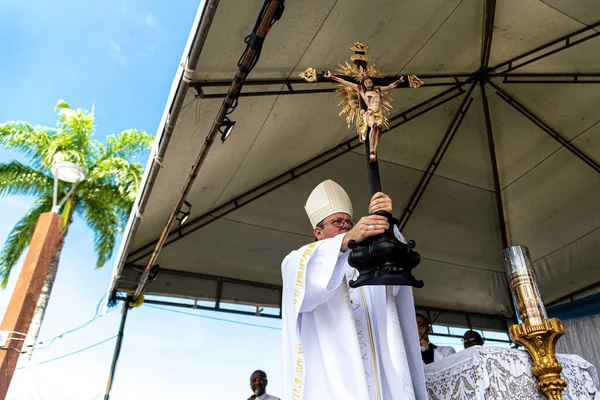 Сальвадор Баїя Бразилія Січня 2023 Священик Тримає Образ Ісуса Хресті — стокове фото