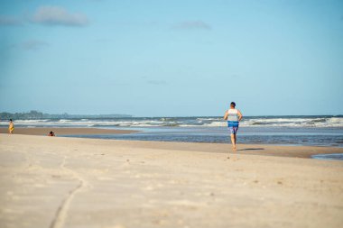 Valenca, Bahia, Brezilya - 13 Ocak 2023: İnsanlar Bahia 'daki Guaibim, Taquari' de güneşlenip deniz banyosu yapıyorlar..