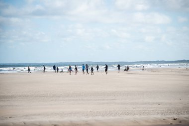 Valenca, Bahia, Brezilya - 13 Ocak 2023: İnsanlar Valenca, Bahia 'daki Guaibim plajında yürüyüp eğleniyorlar.