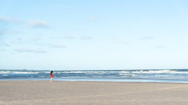 Valenca, Bahia, Brezilya - 13 Ocak 2023: Öğleden sonra Valenca, Bahia 'da Guaibim plajında denizin tadını çıkaran bir turist.