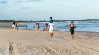 Valenca, Bahia, Brezilya - 13 Ocak 2023: Guaibim plajında yürüyen turistler, öğleden sonra, Valenca, Bahia.