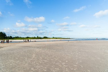 Valenca, Bahia, Brezilya - 13 Ocak 2023: Taquari 'de denizde yıkanan turistler, öğleden sonra, Valenca, Bahia' daki Guaibim plajında.