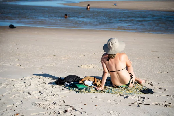 stock image Adult woman, sitting on the sand of Taquari on Guaibim beach, late afternoon, in Valenca, Bahia.