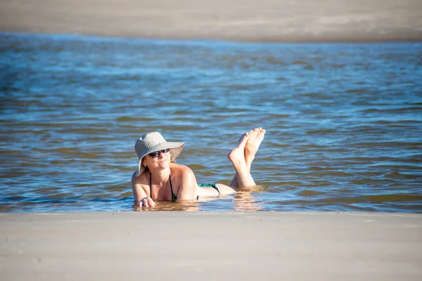Женщина Бикини Шляпе Лежащая Водах Моря Поднимая Ноги Такуари Пляж — стоковое фото