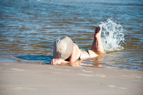 Vrouw Bikini Hoed Ontspannen Spelen Aan Zee Taquari Guaibim Strand — Stockfoto