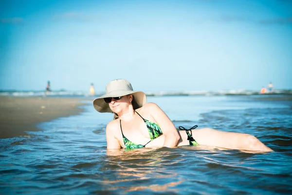 Volwassen Vrouw Bikini Hoed Badend Zee Een Zonnige Dag Taquari — Stockfoto