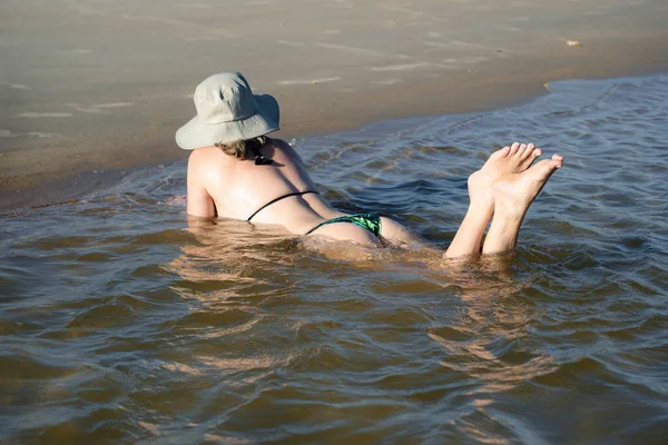 Kobieta Plecami Kąpiąca Się Morzu Słoneczny Dzień Taquari Plaża Guaibim — Zdjęcie stockowe