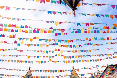Salvador, Bahia, Brezilya - 16 Haziran 2022: Salvador 'un tarihi merkezi Pelourinho' daki Sao Joao festivalinin süslemelerinde balonlar ve dekoratif bayraklar görülüyor.