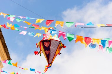 Salvador, Bahia, Brezilya - 16 Haziran 2022: Balon ve renkli bayraklar Salvador, Bahia 'daki Sao Joao ziyafeti için Pelourinho' yu süslüyor.