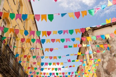 Salvador, Bahia, Brezilya - 16 Haziran 2022: Pelourinho sokakları Salvador, Bahia 'daki Sao Joao bayramı için renkli bayraklarla süslenmiştir..