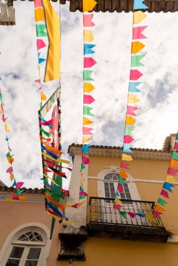 Salvador, Bahia, Brezilya - 16 Haziran 2022: Pelourinho sokakları Salvador, Bahia 'daki Sao Joao bayramı için renkli bayraklarla süslenmiştir..